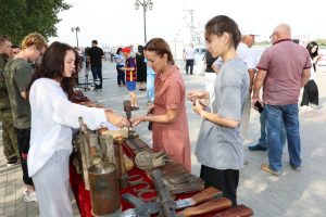 Астраханские патриоты в рамках акции «Сила в правде» встретили Противодиверсионный катер и представили различные патриотические выставки